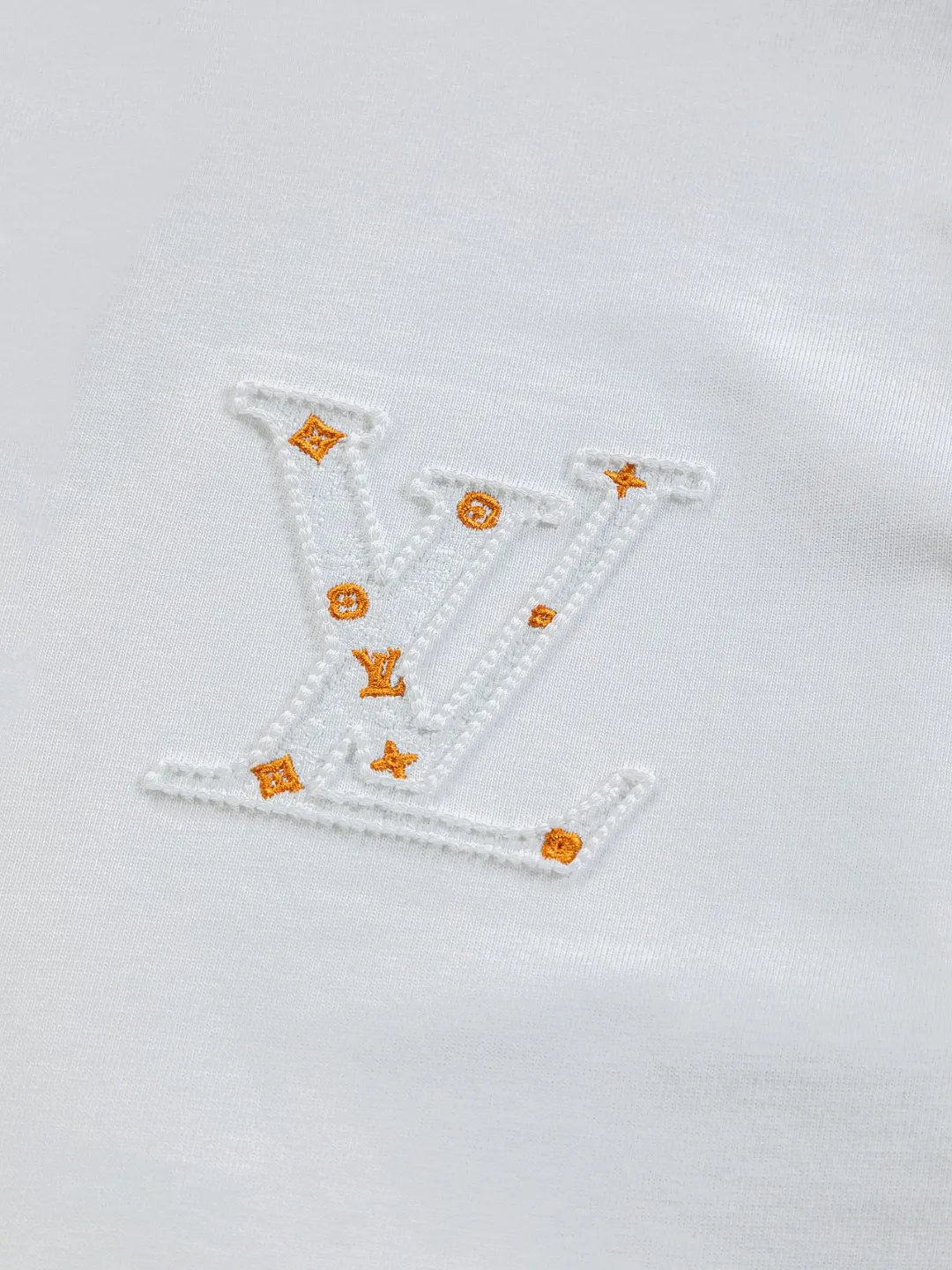 🅿️190 Louis Vuitton 1V LV micro-wide version S-XL LV 26ss New product counters are on the shelves at the same time Multiple craftsmanship Three-dimensional hollow gold dot letters embroidery on the chest🪡logo Large logo embroidery on the back hollow gold dot letters🪡logo Short-sleeved T-shirt Round neck short-sleeved T-shirt, the same style for men and women! Consigned to one-to-one creation. Synchronized with the official website, pure cotton fabrics at the counter! It is close to the skin and comfortable, durable and easy to wear. It has a classic and simple logo design and meticulous original craftsmanship. Short-sleeves, a must-have item for men, do not appear to be the same for the general public, but must be unique and eye-catching. This LV short-sleeve is all about quality, comfort, the same shape and fashion as always, including fabrics and cutting techniques. All of them have been made with great effort! 320 grams of washed pure cotton fabric, pure cotton is breathable, very refreshing and comfortable for daily wear. The rib knitting on the neckline is smooth and tight, and the neckline will not be skewed if you toss it at will. The loose version, you will find that it looks really good on the upper body. The overall is minimalist and neat, super versatile for daily use! Pair it casually with a pair of pants for a youthful look. A T-shirt will make your outfit crazy. It is a fashionable item that can never go wrong! Color: Black White Pink Size: S-XL Size chart: S: Shoulder width 50-Bust 56-Length 70 M: Shoulder width 52-Bust 57-Length 72 L: Shoulder width 54-Bust 59-Length 74 XL: Shoulder width 56-Bust 62-Length 76